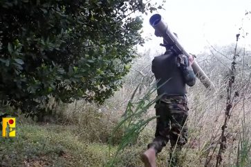 Un combattant du Hezbollah s’approchant de la base israélienne de Ramiya pour y tirer un projectile.