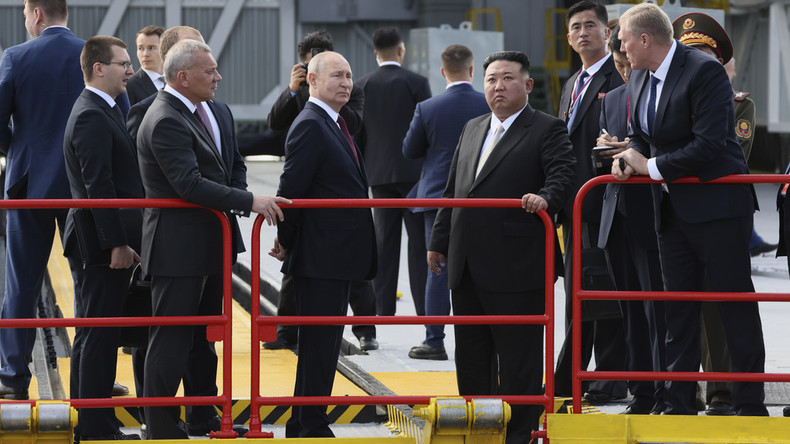 Vladimir Poutine et Kim Jong-Il en septembre 2024 au cosmodrome Vostotchny, dans l'Extrême-Orient russe. En savoir plus sur RT en français: https://francais.rt.com/russie/111691-kremlin-annonce-visite-poutine-coree