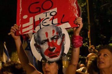 Des manifestants israéliens appellent à la démission du Premier ministre Benjamin Netanyahu devant sa résidence à AL-Qods occupée ©UPI