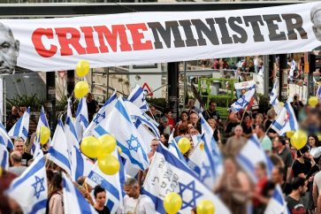 Des Israéliens exigeant la démission de Netanyahu.