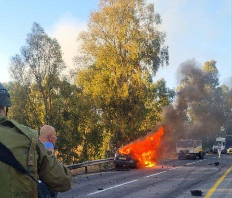 Un véhicule israélien dans le Golan touché par une roquette en provenance du Liban.