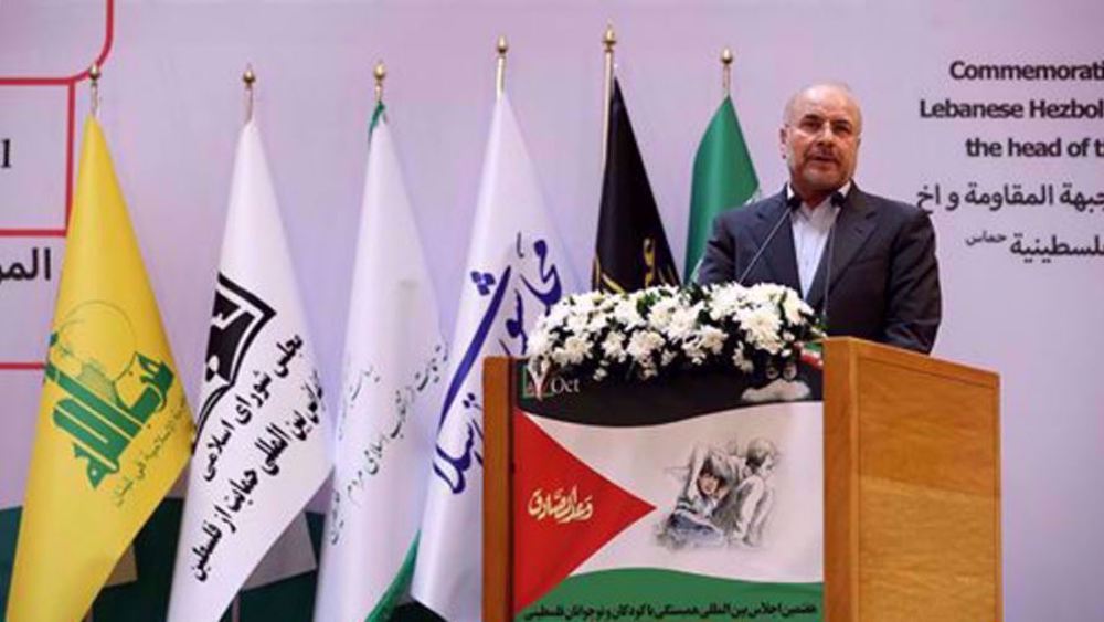 Le président du Parlement iranien, Mohammad Baqer Qalibaf, a la tribune du 7e Sommet international sur la solidarité avec les enfants et les adolescents palestiniens à Téhéran, ce lundi 7 octobre 2024 à Téhéran.