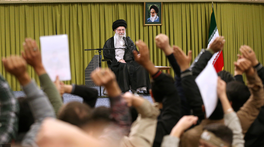Le Leader de la RII, l'honorable Ayatollah Khamenei reçoit en audience des milliers de lycéens et d'étudiencts à la vielle de la Journée nationale de la lutte contre l'Arrogance et de la Journée nationale des lycéens , le samedi 2 novembre 2024.