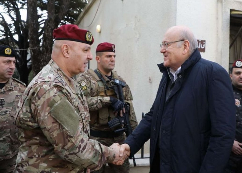 Le Premier ministre Nagib Mikati et le chef de l'armée libanaise le général Joseph, lors d'une tournée d'inspection au sud-Liban, le 23 décembre 2024.