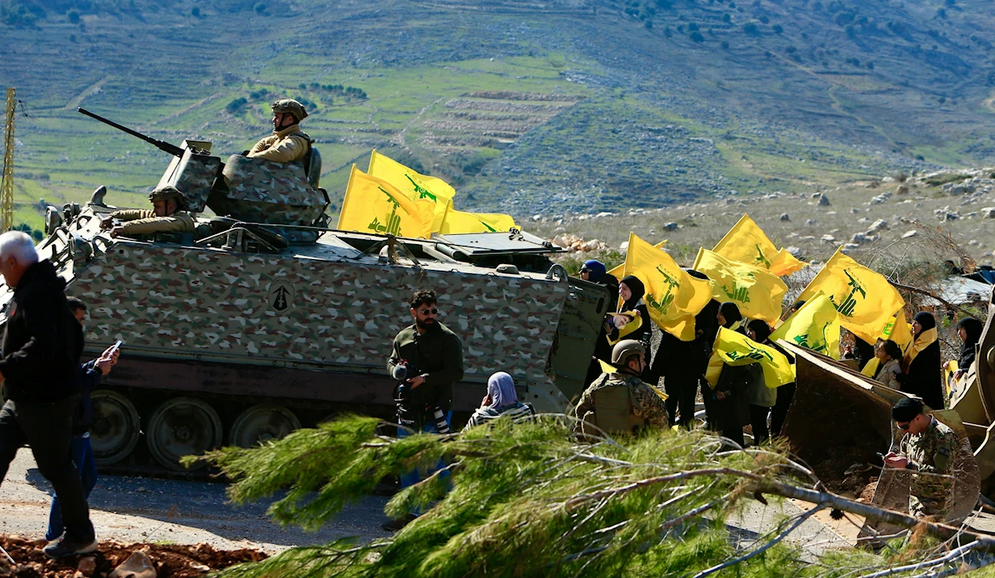 Une foule d'habitants entre dans leurs villages frontaliers en compagnie de l'armée libanaise.