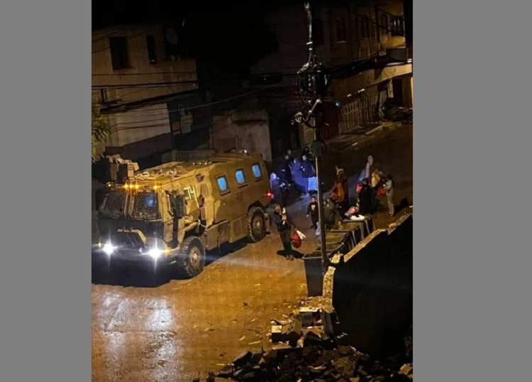 Les résidents d’un immeuble à Tulkarem contraints par les forces d’occupation israélienne à l’évacuer, afin de le transformer en caserne militaire.