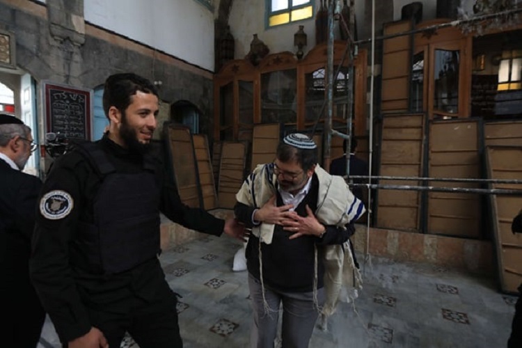 Un policier des nouvelles autorités syriennes assure la sécurité d'une délégation juive à Damas