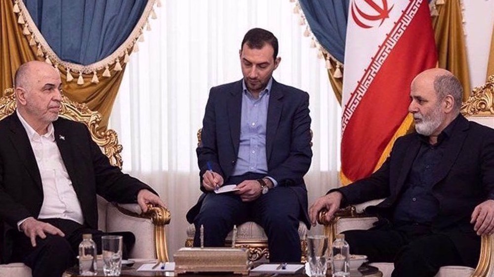 Le secrétaire du Conseil suprême de sécurité nationale iranien, Ali Akbar Ahmadian (à droite), et le président du Conseil de la Choura du mouvement de résistance palestinien Hamas, Muhammad Ismaïl Darwish (à gauche), se rencontrent à Téhéran le 9 février 2025. ©Tasnim