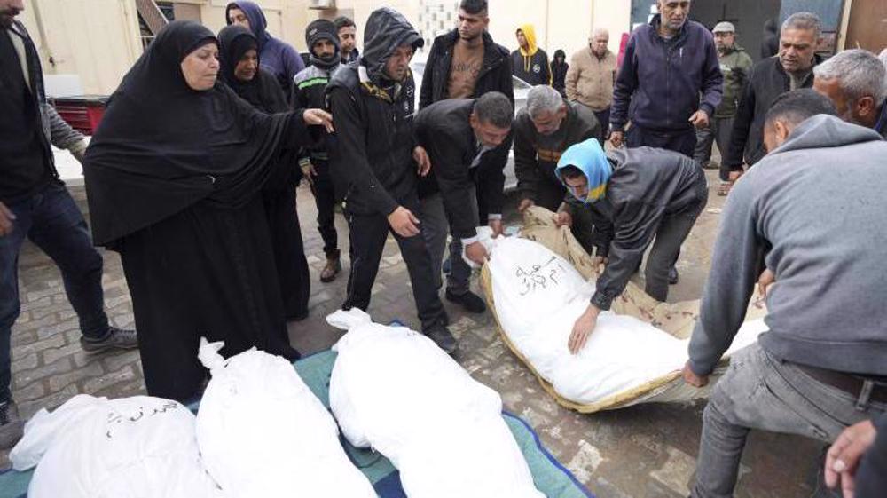 Des Palestiniens transportent des membres de leur famille tués lors du bombardement israélien du camp de réfugiés de Nusseirat vers un camion à l’hôpital Al-Aqsa à Deir al-Balah, dans la bande de Gaza, le jeudi 15 février 2024. ©AP