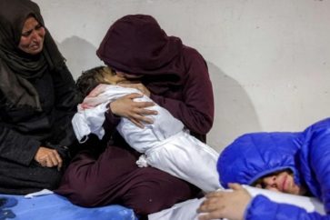 Une femme pleure son enfant tué par les bombardements israéliens contre Gaza, le 25 mars 2025.