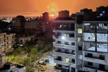 Des avions de guerre israéliens lancent de lourdes frappes sur Lattaquié, en Syrie, le 27 mars 2025. ©AP