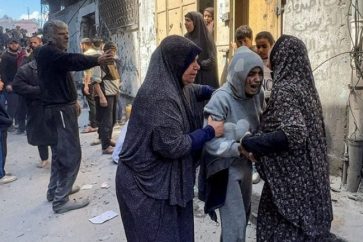 Une femme palestinienne pleure ses proches tués suite aux bombardements israéliens contre Gaza