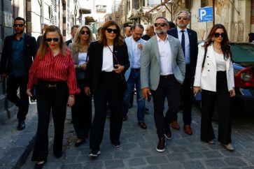 Cory Mills se rend à une église à Damas