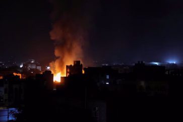 Des volutes de feu et de fumée s'élèvent à la suite d’une frappe aérienne à Sanaa, au Yémen, le 19 mars 2025. ©Reuters