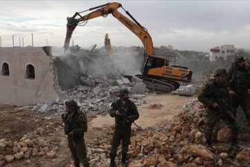 La photo d'archives montre des forces israéliennes démolissant une maison en Cisjordanie occupée. ©WAFA