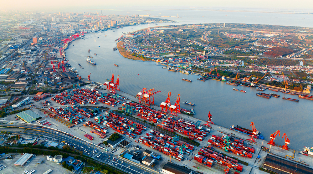 Le port de Shanghai est situé au milieu de la côte chinoise longue de 18 000 km, à l’embouchure du Yangzi Jiang. ©iStock.jpg