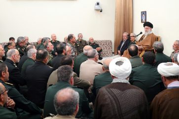 Le Leader de la Révolution islamique, l'Ayatollah Sayed Ali Khamenei, a rencontré un nombre de hauts commandants des forces armées iraniennes, le 13 avril 2025. ©Khamenei.ir