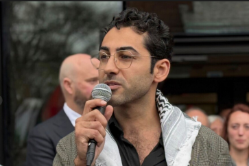 Mohsen Mahdawi, cofondateur d'un groupe d'étudiants palestiniens à l'université new-yorkaise Columbia, avec Mahmoud Khalil, figure de la mobilisation étudiante propalestinienne aux Etats-Unis.