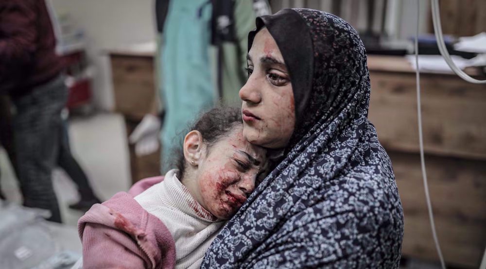 Une mère palestinienne et sa fille, blessées lors d'une attaque israélienne, attendent à l'hôpital Nasser de Khan Younès, dans le sud de la bande de Gaza. ©Anadolu
