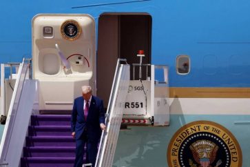 Donald Trump, président des États-Unis, descend de l’avion présidentiel Air Force One à son arrivée à Riyad, en Arabie saoudite, le 13 mai 2025. | GETTY IMAGES VIA AFP