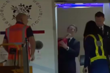 Brigitte Macron gifle son mari. L'Elysée a d'abord démenti la véracité des images, avant qu'elles ne soient authentifiées.