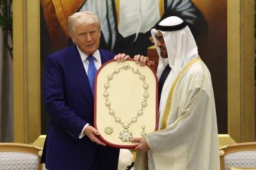 La Constitution américaine interdit aux dépositaires de l'autorité publique d'accepter des cadeaux "de la part d'un roi, d'un prince ou d'un Etat étranger".