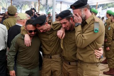 Des soldats israéliens pleurant leurs compagnons (Illustration)