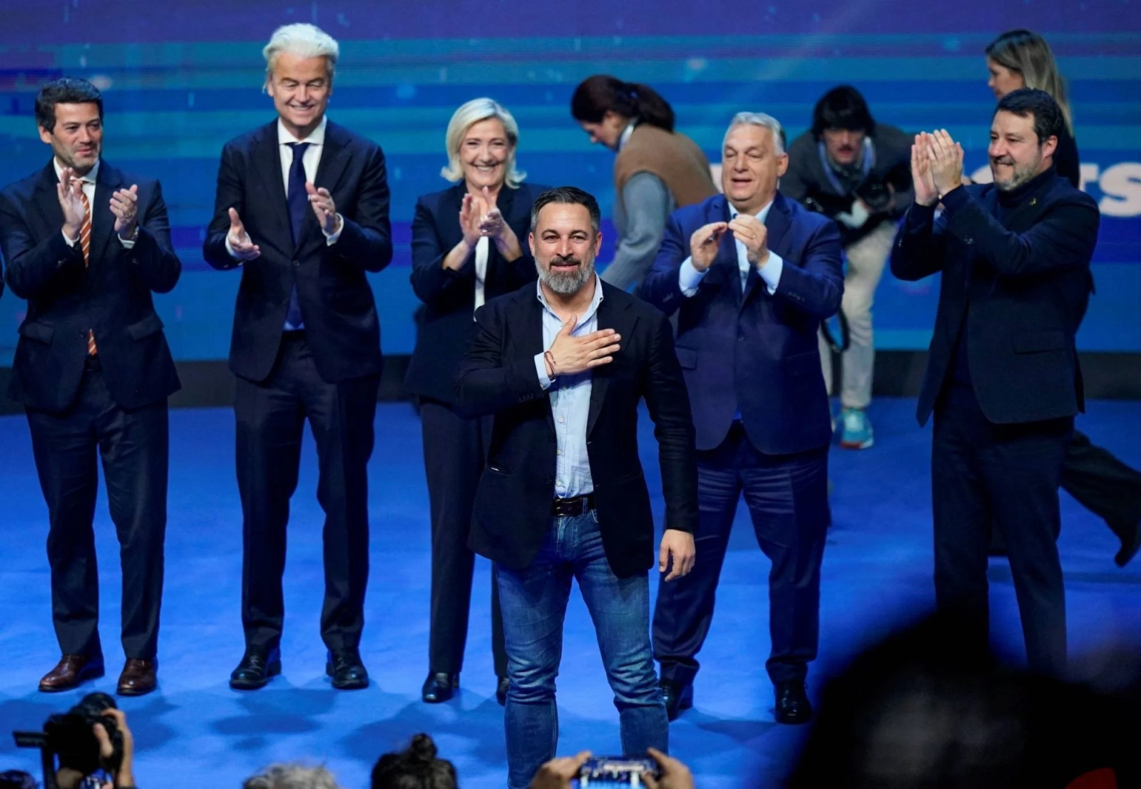 373b5075-ee50-40ad-851a-e899a186d73e