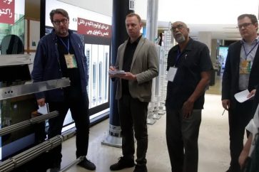 Le journaliste américain Max Blumenthal en visite d’un centre de recherche nucléaire de Téhéran en mai 2025.