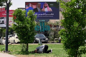 A Damas, un panneau qui remercie le président américain et le prince héritier saoudien pour le gel des sanctions.