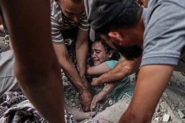 Une fille palestinienne ensevelie sous les décombres des bâtiments bombardés par 'Israël' à Gaza.