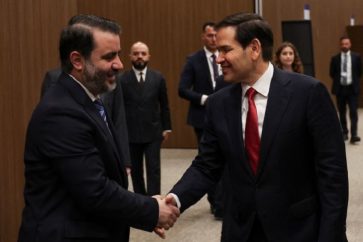 Le secrétaire d'État américain Marco Rubio et son homologue syrien Assaad el-Chaibani, à Antalya en Turquie, le 15 mai 2025.