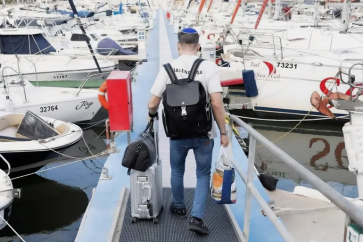 La marina d'Herzliya est devenue ces derniers jours une « mini-station de départ » pour les colons voulant fuir ‘Israël’.