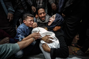 Une mère pleure son bébé ayat péri de faim à Gaza, le 26 juin 2025.