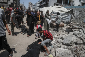 Des civils soignent des Palestiniens tués et blessés par des frappes israéliennes contre Gaza (Illustration)