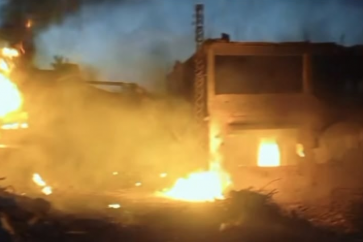 Les forces d’occupation ont fait sauter deux excavatrices qui déblayaient les décombres des maisons détruites dans la localité de Mays al-Jabal, au sud-Liban, le 18 juillet 2025.