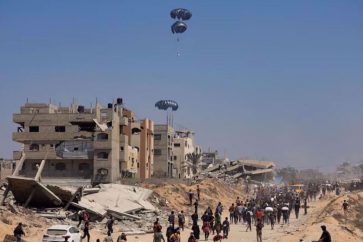 De l'aide humanitaire est larguée par avion au-dessus de Gaza, vue depuis le nord de la bande de Gaza, le 27 juillet 2025. ©Reuters