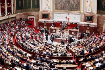 Pour la France insoumise, la loi adoptée par le parlement « vise à réprimer les mobilisations » dans les universités en particulier celles « en soutien à la Palestine », à travers des sanctions jugées « disproportionnées ».