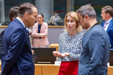 La cheffe de la diplomatie européenne, Kaja Kallas, entourée de ministres des affaires étrangères européens, lors d’une réunion des Vingt-Sept, à Bruxelles, le 15 juillet 2025. YVES HERMAN/REUTERS