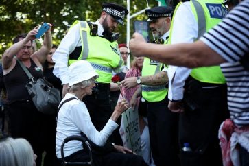 La police britannique a arrêté samedi une dame de 89 ans qui manifestait contre l’interdiction de Palestine Action