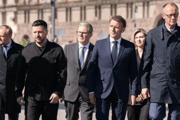 Le Premier ministre polonais, Donald Tusk, le président ukrainien, Volodymyr Zelensky, et son épouse, Olena Zelenska, le Premier ministre britannique, Keir Starmer, le président français Emmanuel Macron, et le chancelier allemand, Friedrich Merz, à Kiev, le 10 mai 2025. ©Reuters