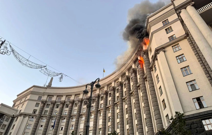 L’attaque russe dans la nuit de samedi à dimanche a touché pour la première fois le siège du gouvernement.