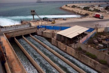 De l'eau saumâtre se déverse dans la mer Méditerranée après son passage dans une usine de dessalement de la ville côtière d'Hadera, le 16 mai 2010. ©Reuters