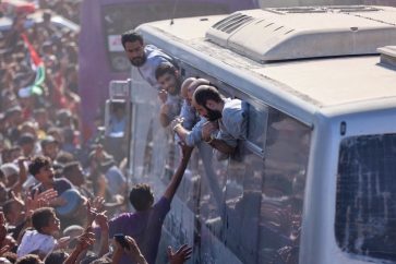 Des bus transportant des détenus palestiniens libérés des prisons israéliennes dans le cadre d’un accord d’échange de prisonniers sont arrivés devant l’hôpital Nasser à Khan Younès, dans le sud de la bande de Gaza, le 13 octobre 2025. ©AFP