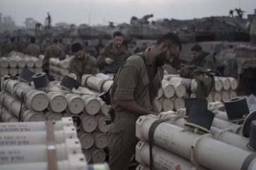Des soldats israéliens stockent des obus de char près de la frontière avec Gaza. ©AP