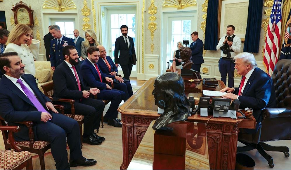 Le président syrien par intérim accueilli sans protocole par Trump à la Maison Blanche, le 10 novembre 2025.