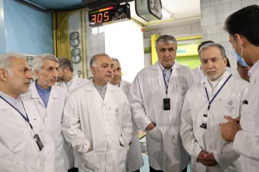 Le ministre iranien des Affaires étrangères, Abbas Araghchi, a visité l’Organisation iranienne de l’énergie atomique (OIEA) à Téhéran, lundi 10 novembre 2025. ©aeoi.org