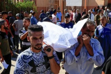 Des Palestiniens transportent le corps d'une personne tuées lors de la distribution d'aide sur un site de la GHF à Khan Younès, dans le sud de la bande de Gaza, le 16 juillet 2025. ©Reuters