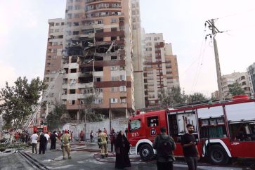 Des pompiers interviennent sur les lieux d'un bâtiment endommagé après les frappes israéliennes contre Téhéran, en Iran, juin 2025. ©Reuters