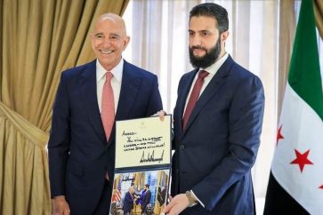 L'envoyé spécial américain Tom Barrack remet au président syrien par intérim Ahmad Charaa une lettre écrite par Donald Trump.